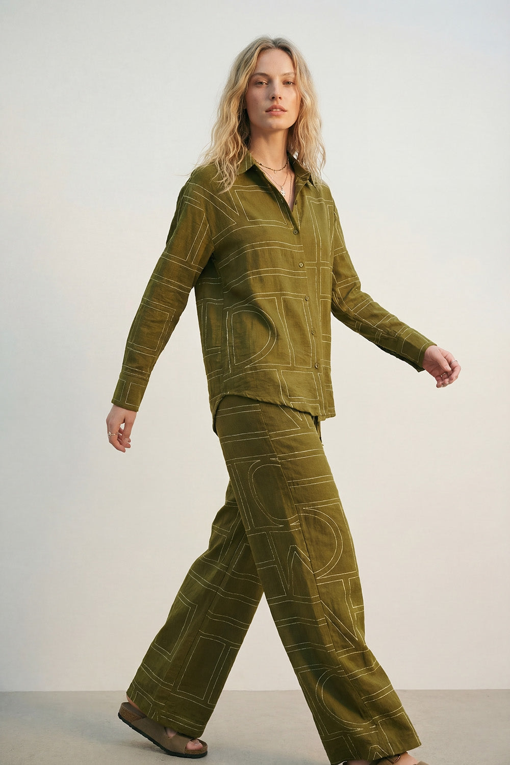 Chemise en tissu fluide fin olive avec imprimé graphique