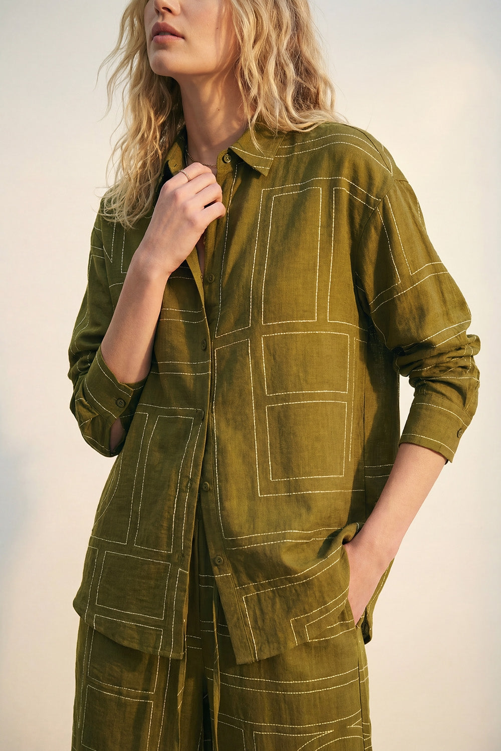 Chemise en tissu fluide fin olive avec imprimé graphique