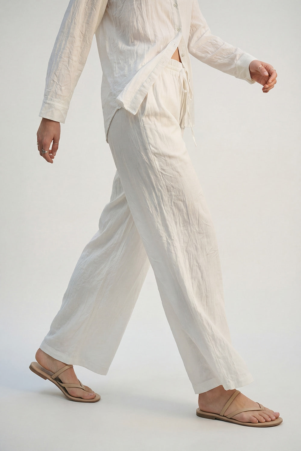 Pantalon large à taille élastique léger et froissé de couleur crème