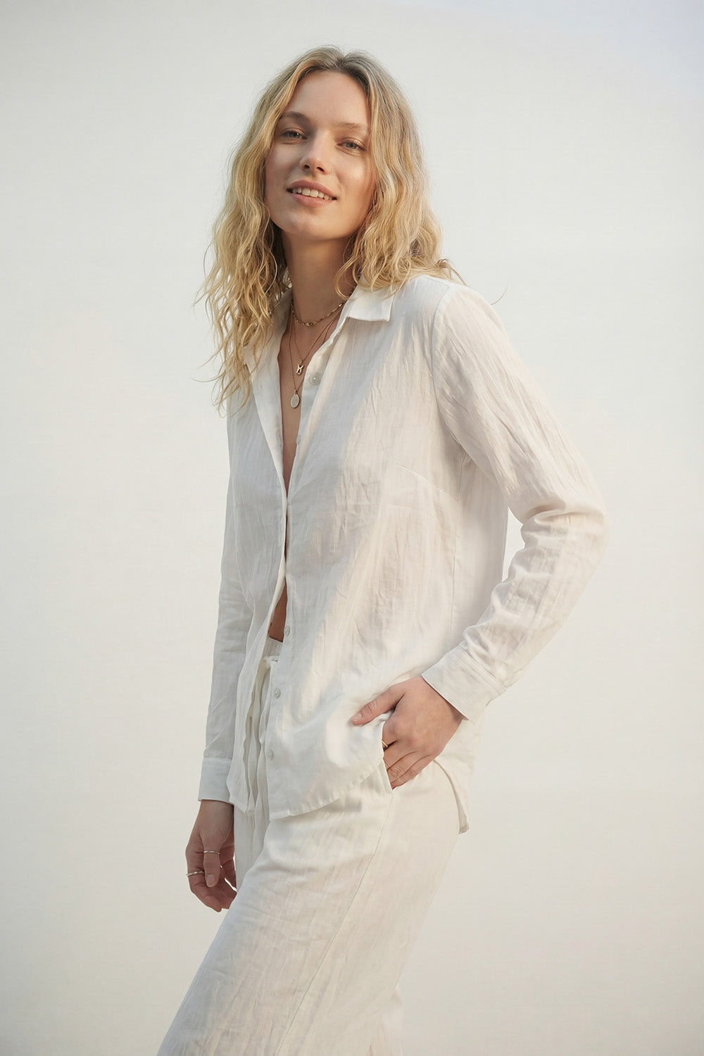 Chemise légère froissée à silhouette décontractée en crème