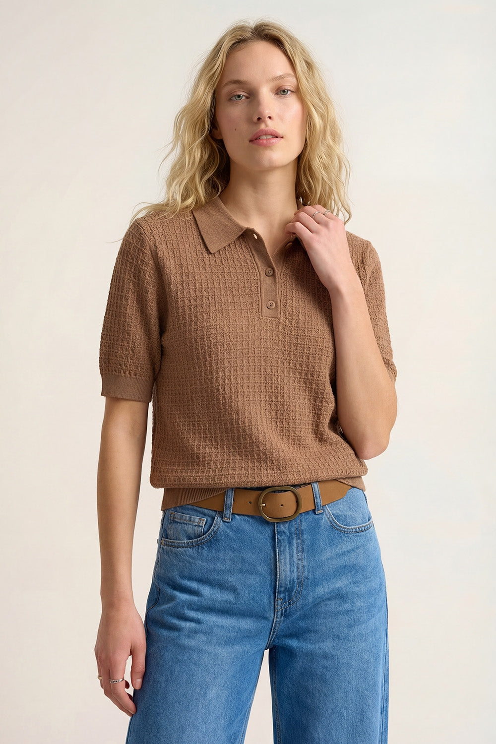 Polo en tricot texturé à manches courtes en camel