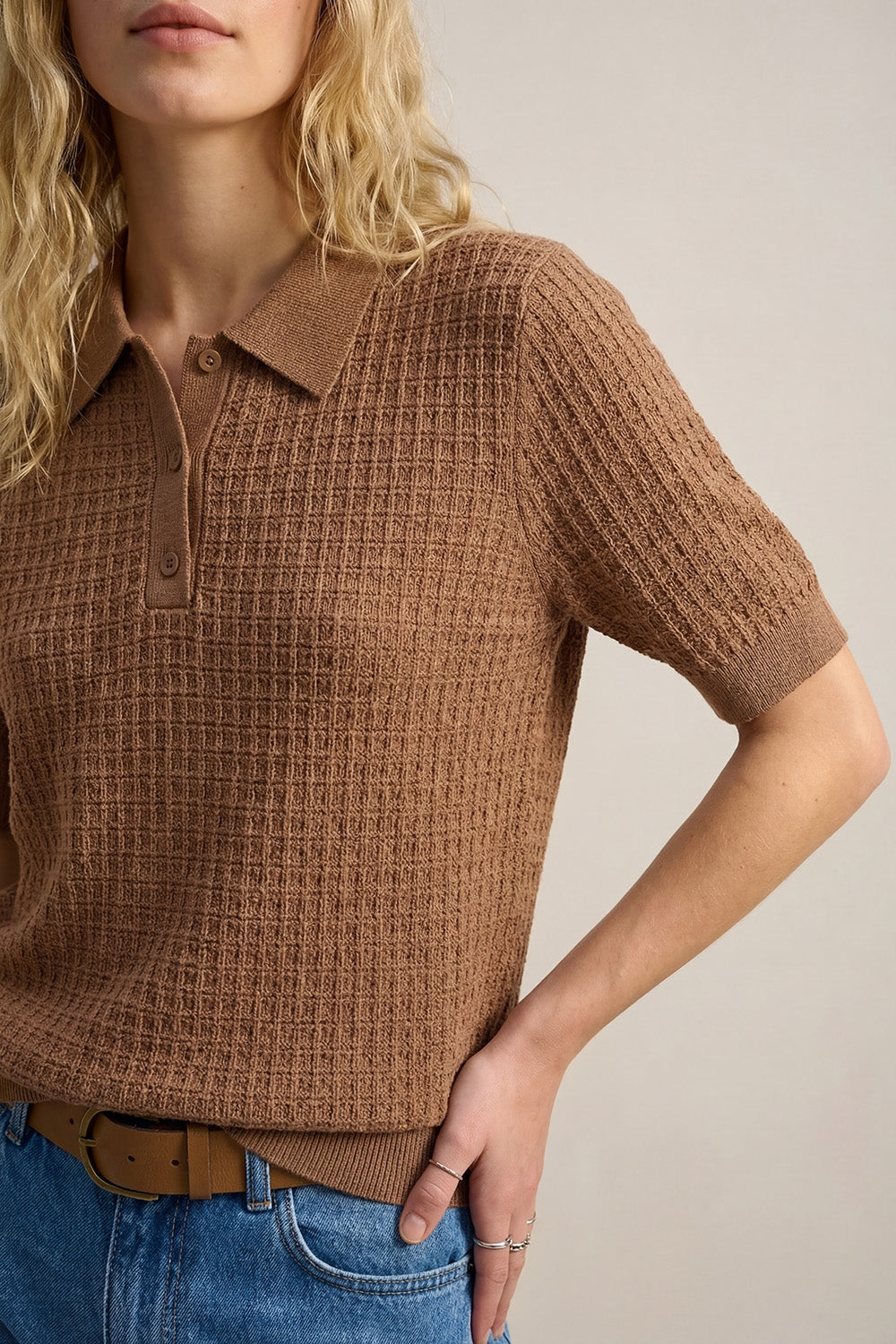 Polo en tricot texturé à manches courtes en camel