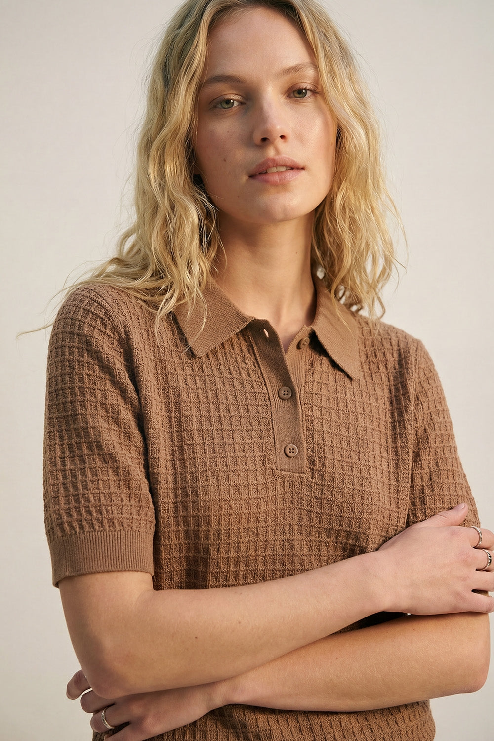 Polo en tricot texturé à manches courtes en camel