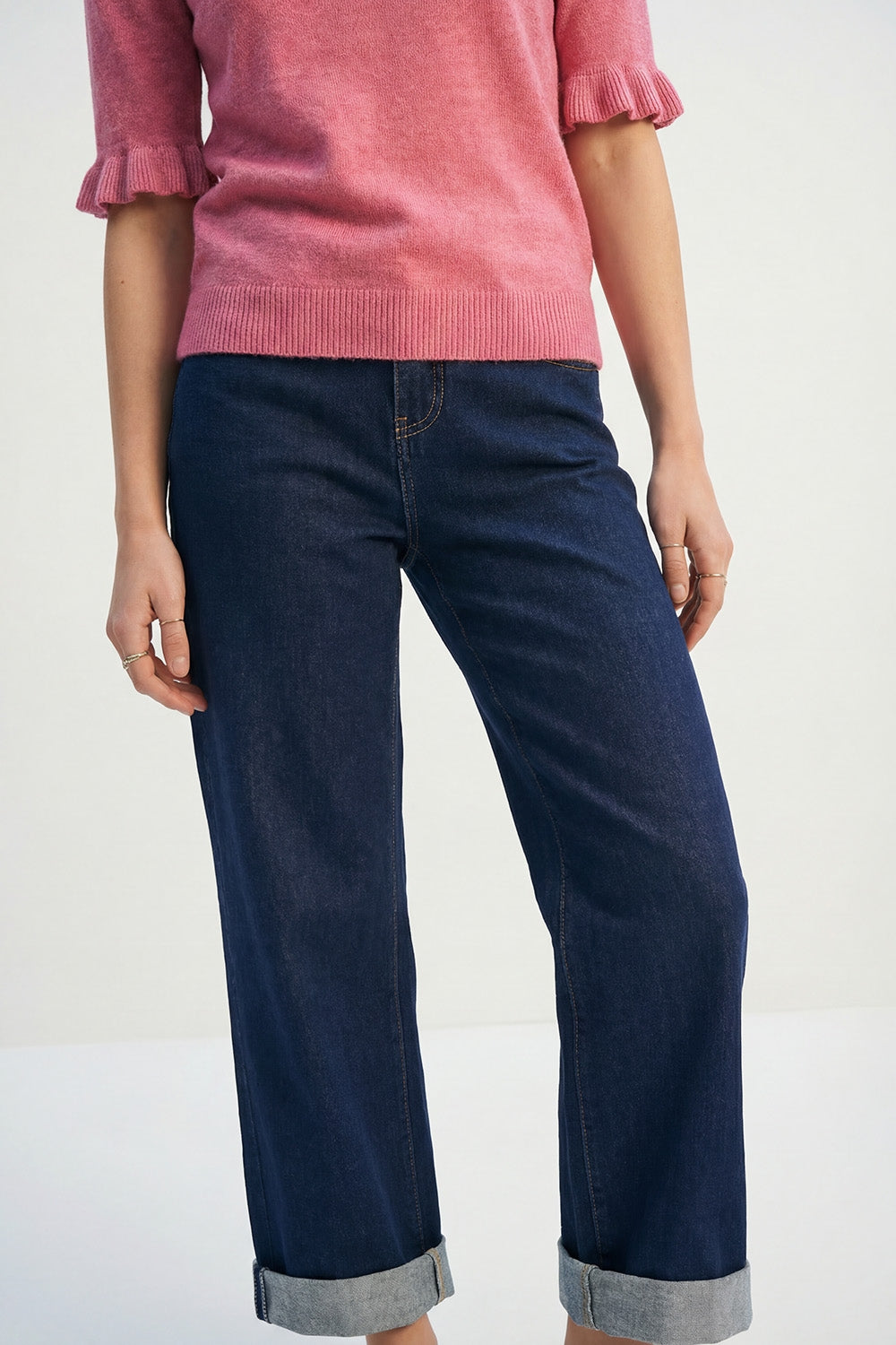 Jeans en denim à jambe large et ourlet à revers délavé foncé