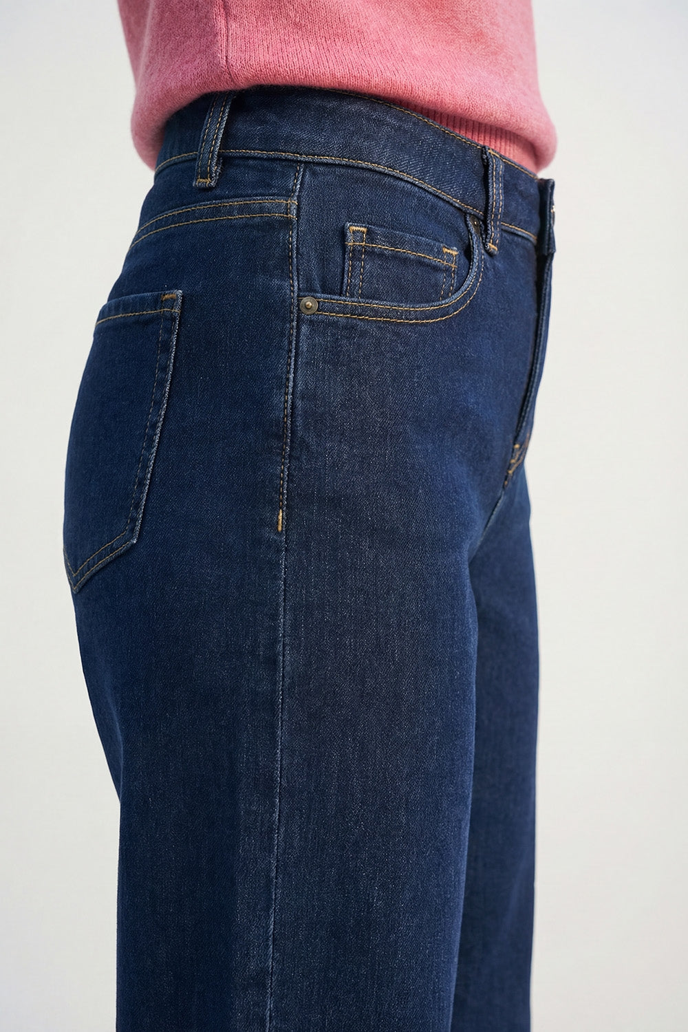 Jeans en denim à jambe large et ourlet à revers délavé foncé