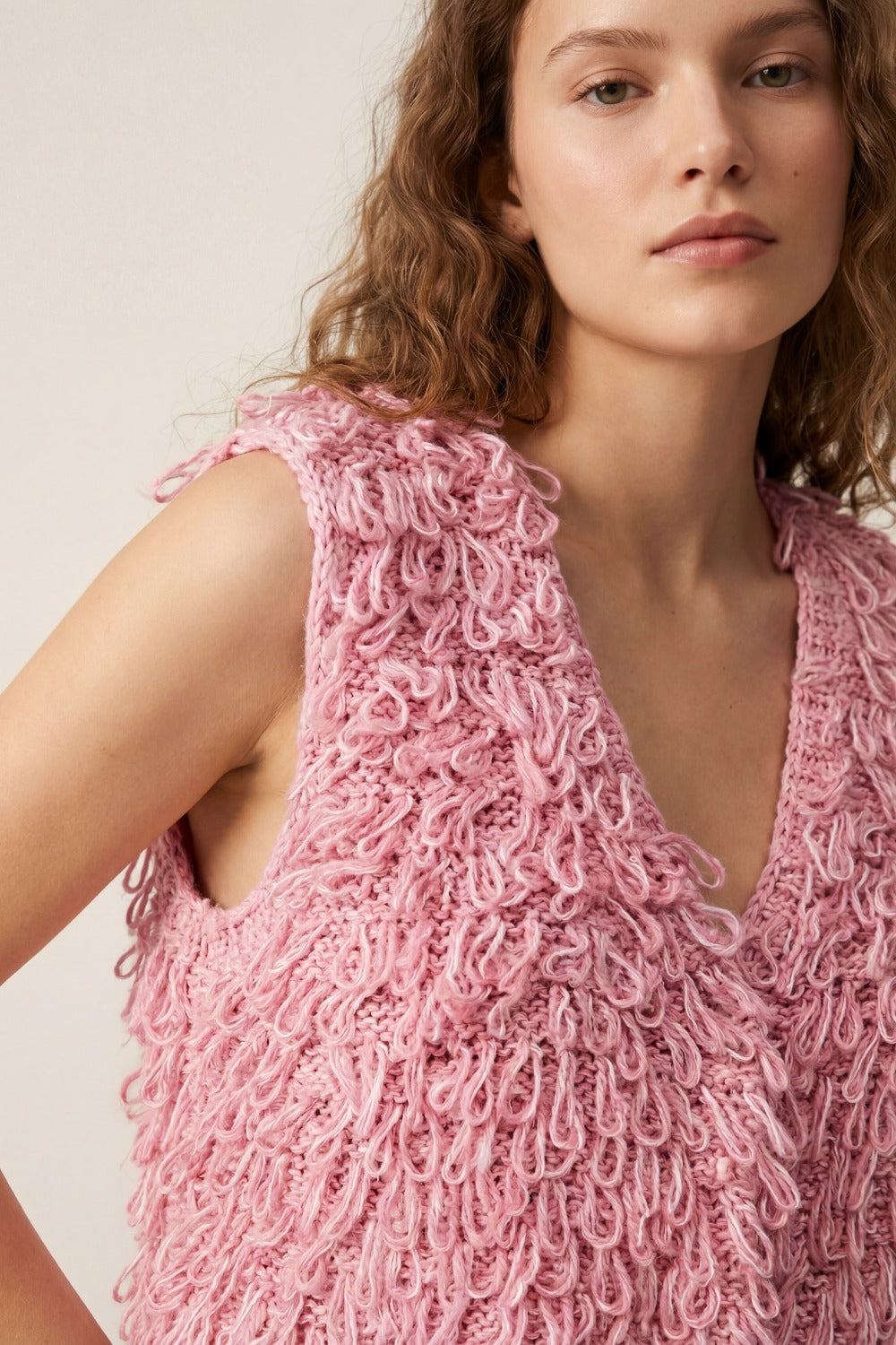 Gilet en maille bouclette avec effet frange texturé en rose
