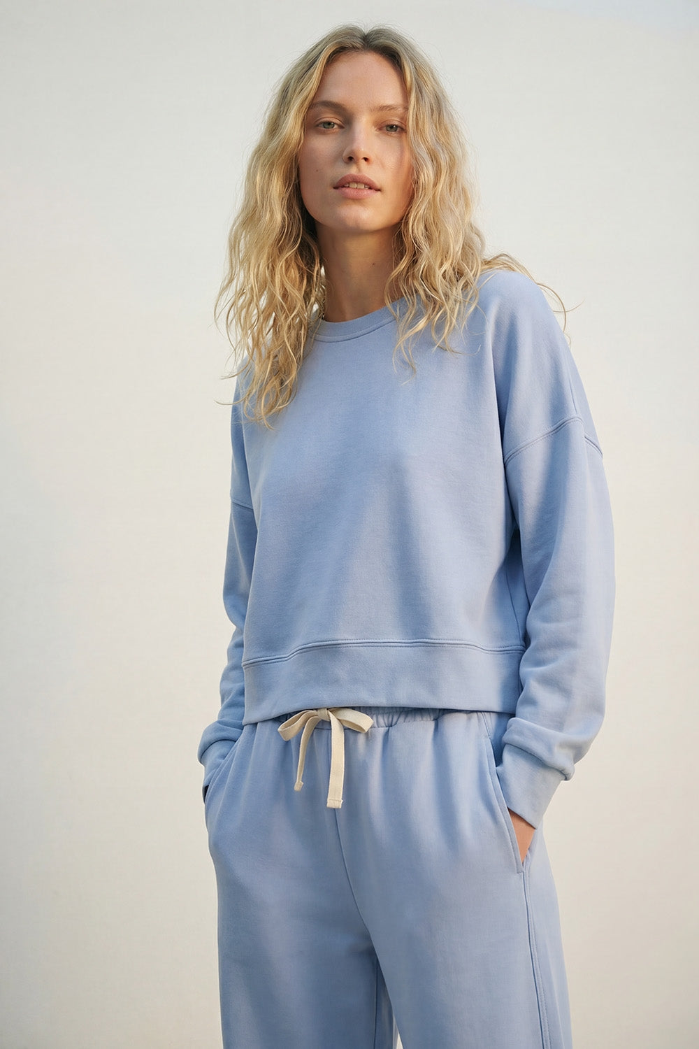 Sweatshirt basique à col ras du cou et épaules tombantes en bleu