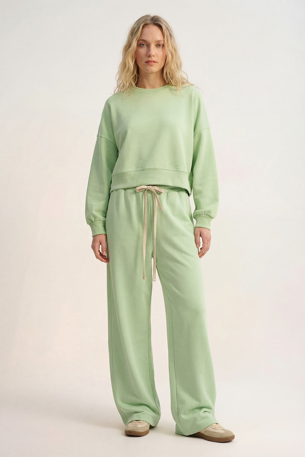 Sweatshirt basique à col ras du cou et épaules tombantes en vert