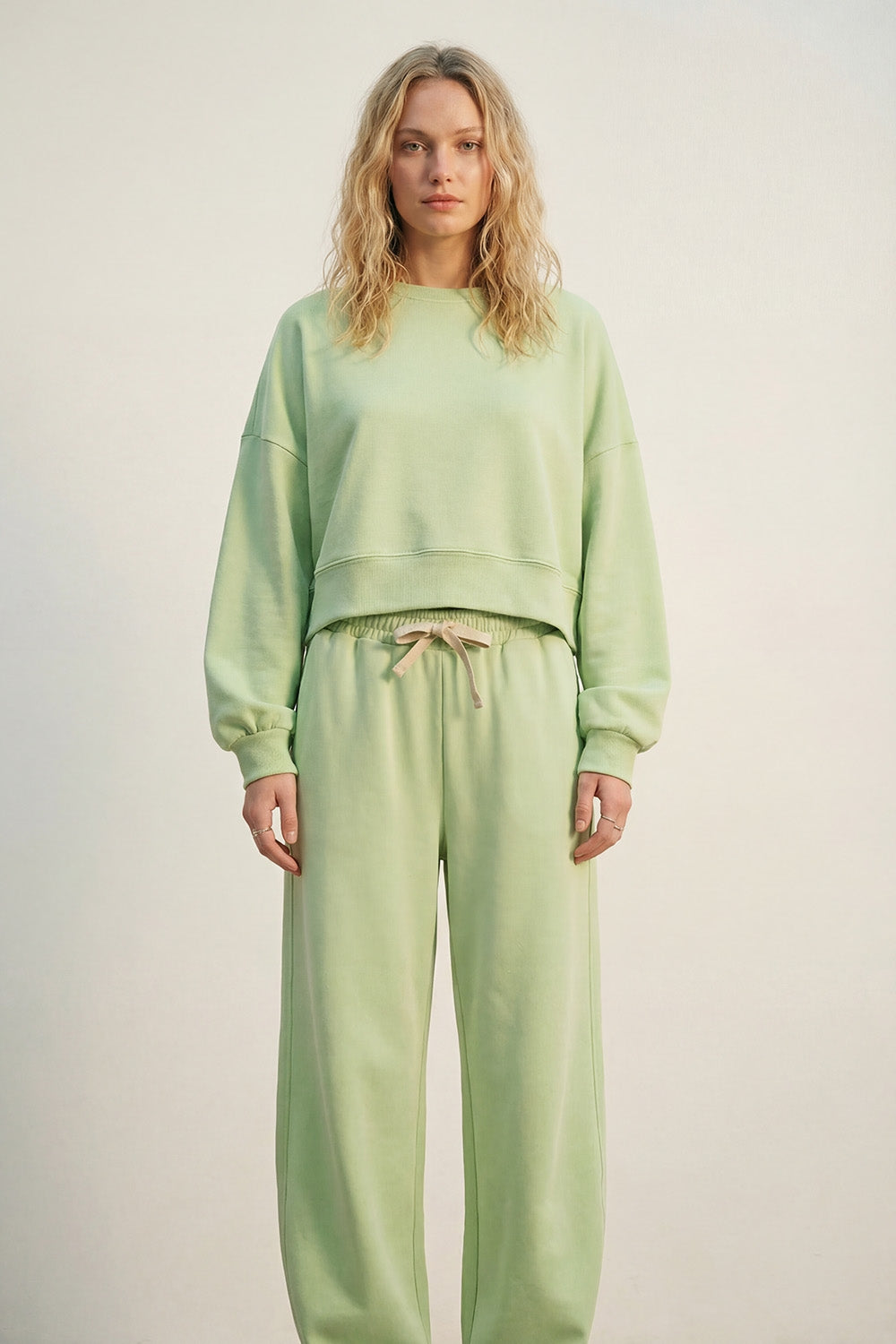Sweatshirt basique à col ras du cou et épaules tombantes en vert