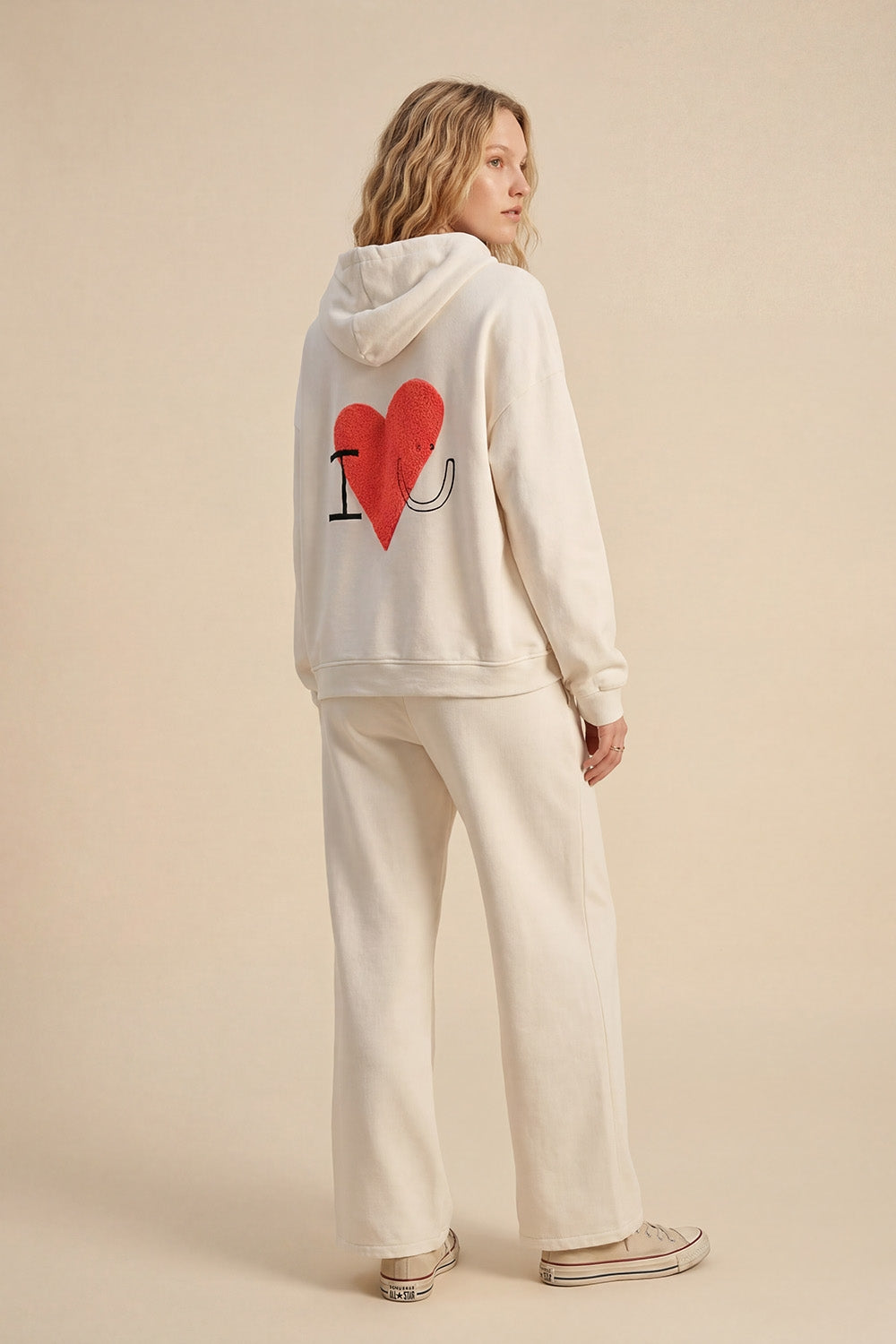 Chandail à capuchon super doux de couleur crème avec graphique en forme de cœur bouclé