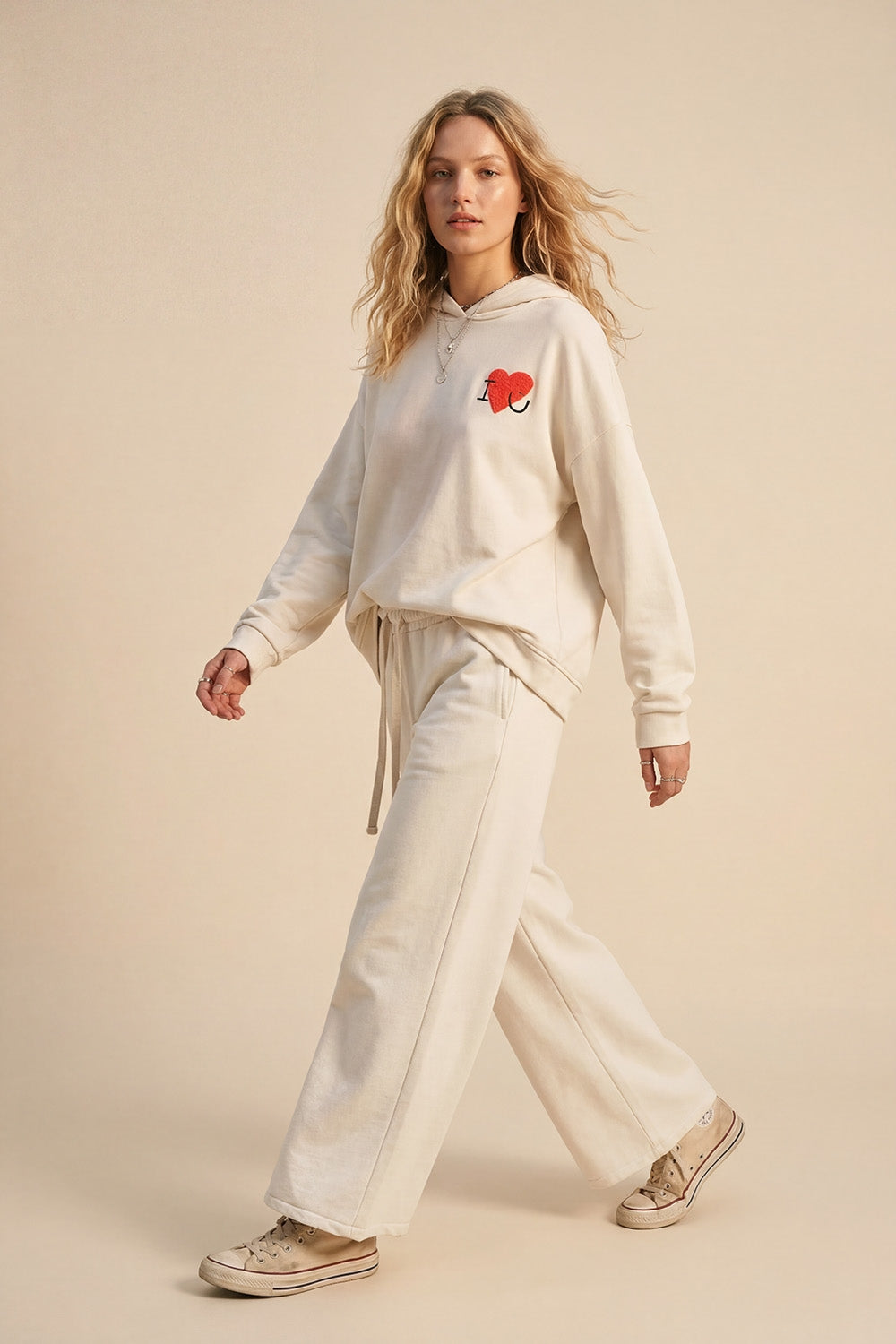 Chandail à capuchon super doux de couleur crème avec graphique en forme de cœur bouclé