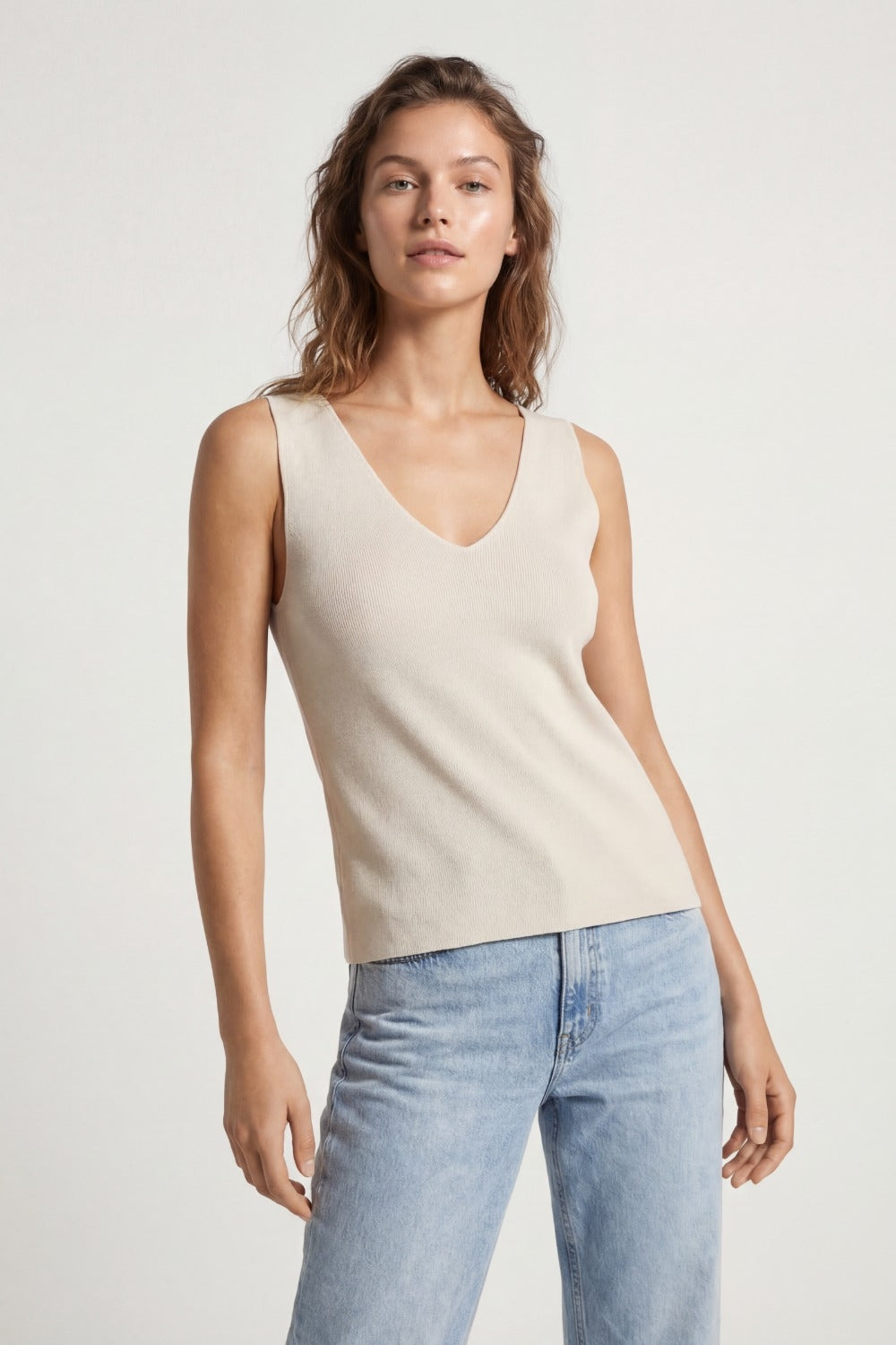 Haut beige sans manches en maille fine avec col en V