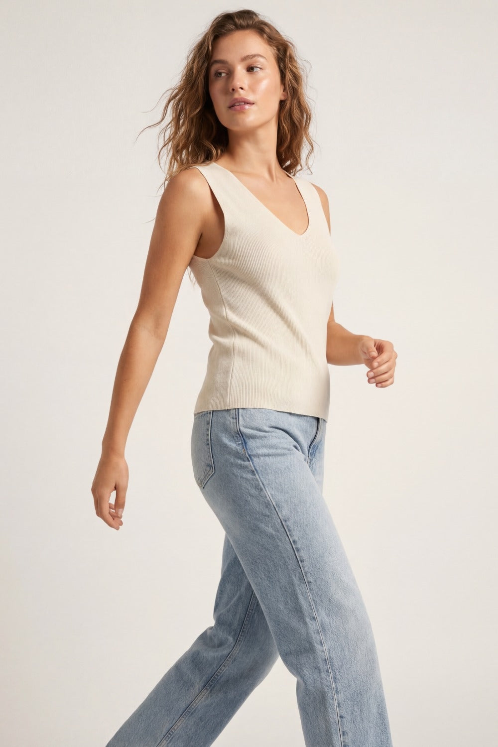Haut beige sans manches en maille fine avec col en V