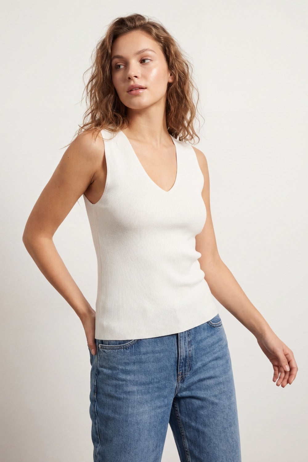 Débardeur blanc sans manches en maille fine avec col en V