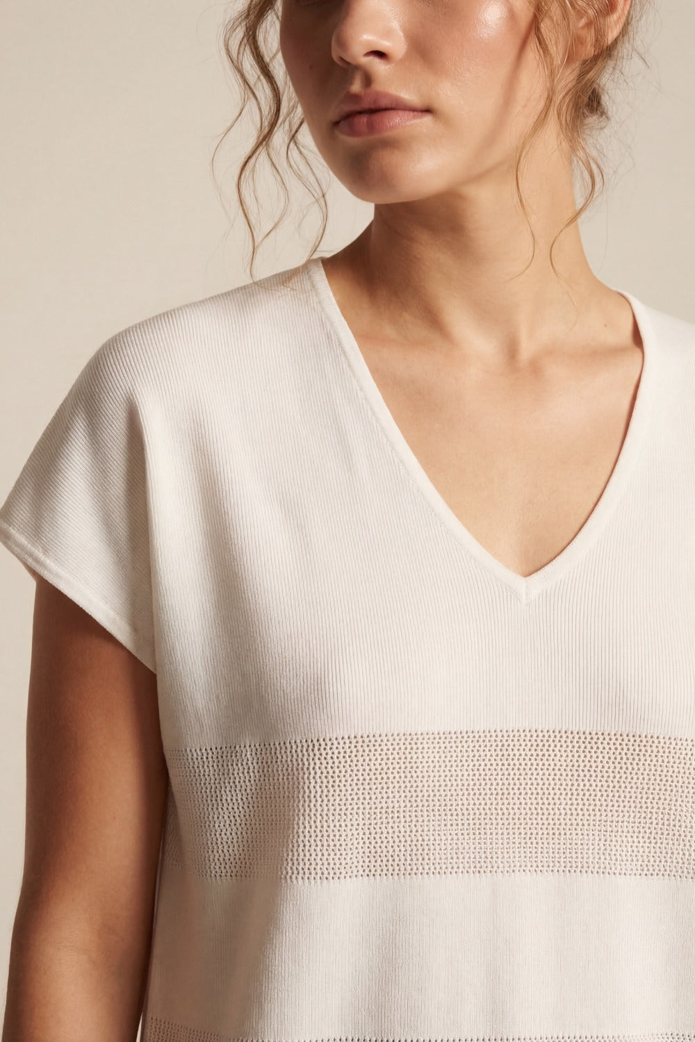 Pull blanc en tricot à col en V avec détails en maille ouverte