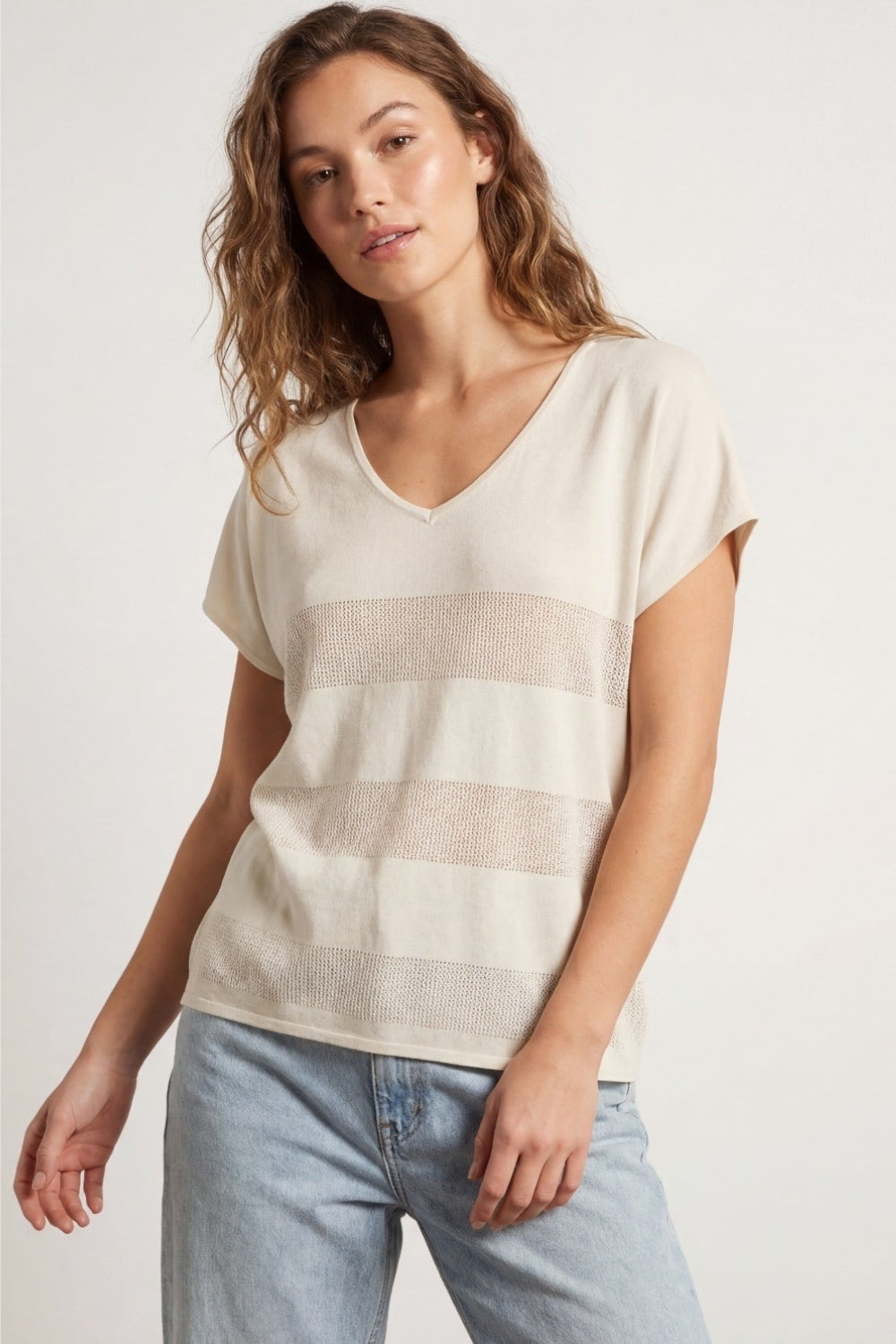 Pull en tricot beige à col en V avec détails en maille ouverte