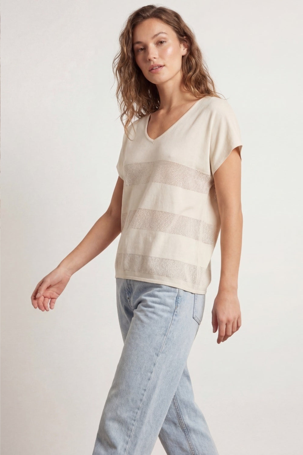 Pull en tricot beige à col en V avec détails en maille ouverte