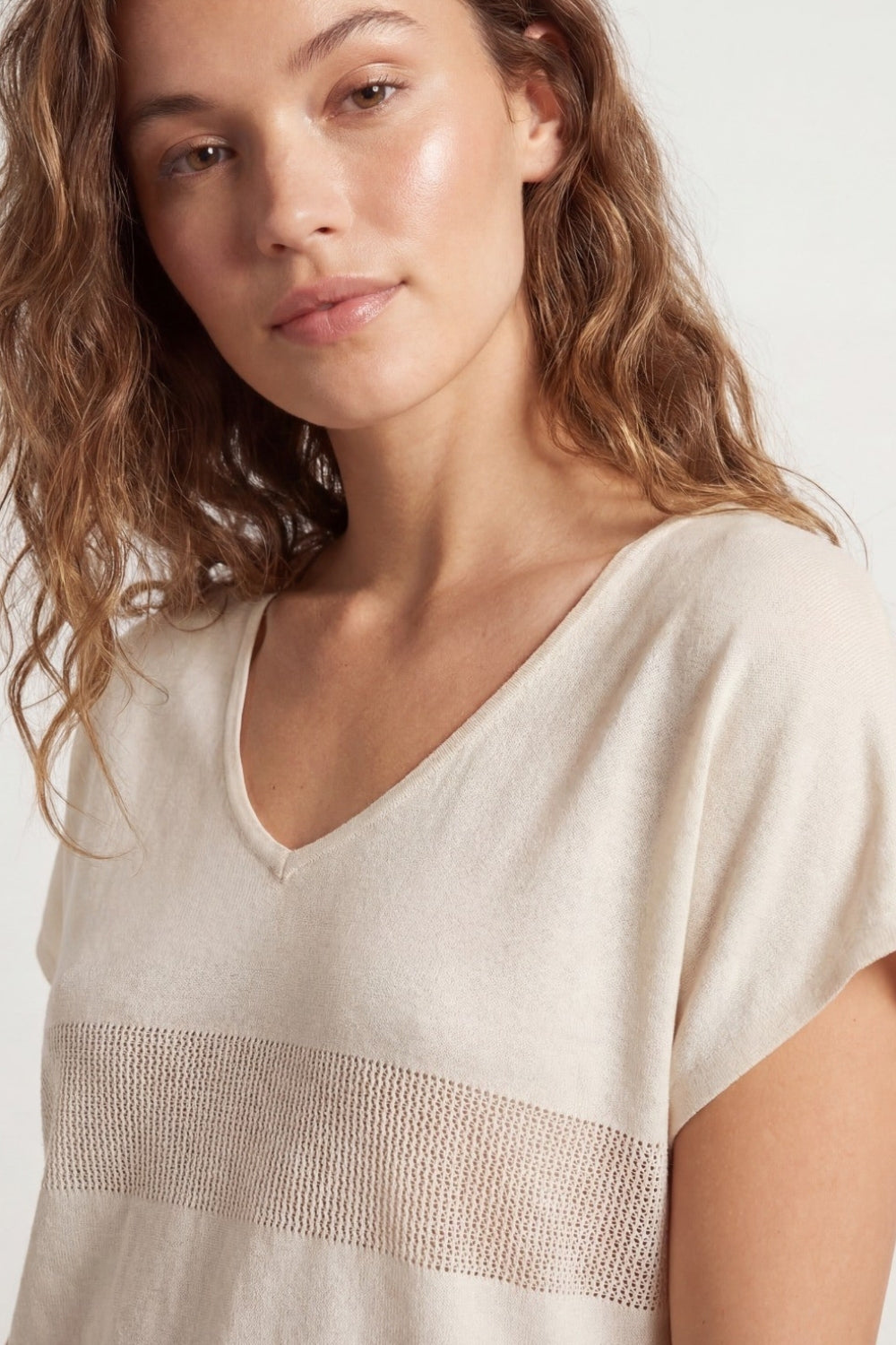 Pull en tricot beige à col en V avec détails en maille ouverte