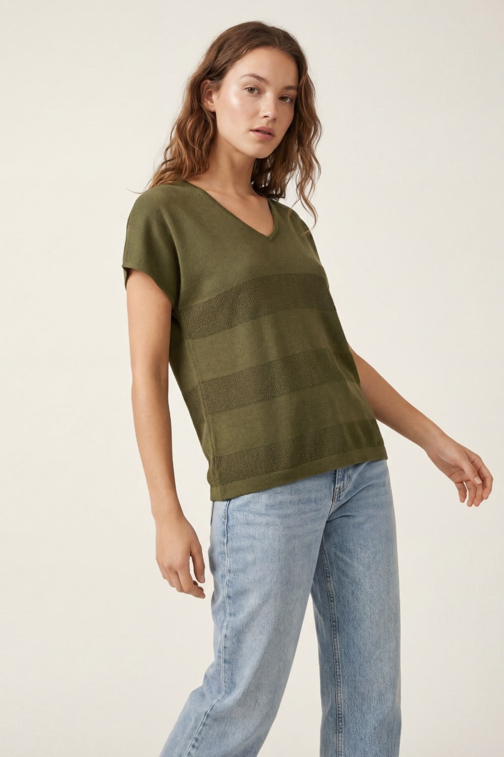 Pull en tricot à col en V kaki avec détails en maille ouverte
