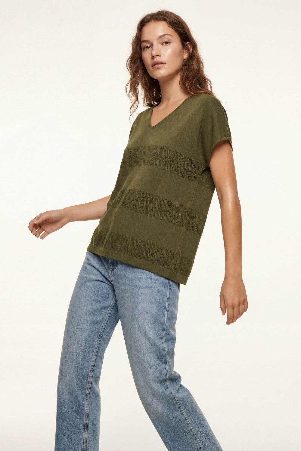 Pull en tricot à col en V kaki avec détails en maille ouverte
