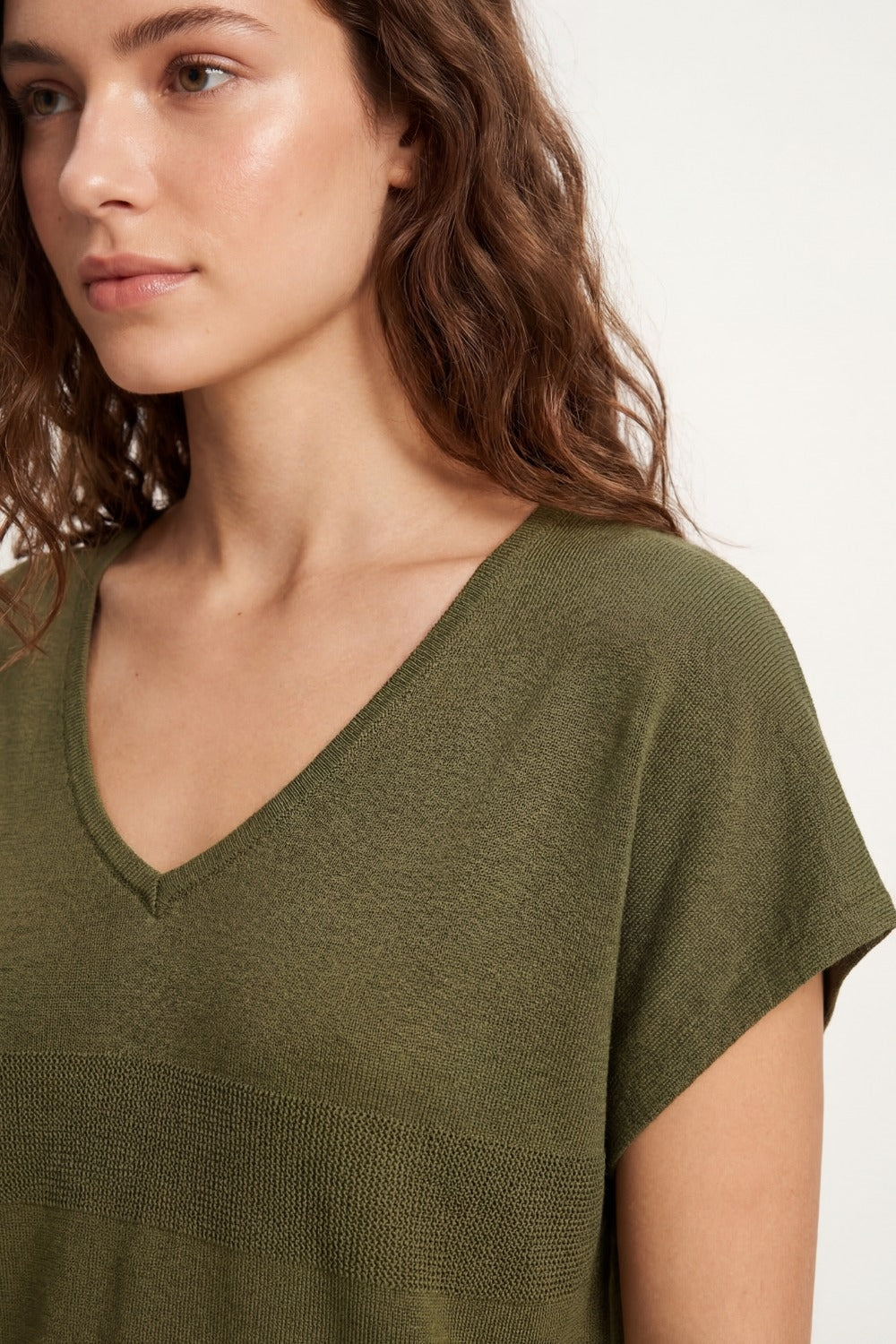 Pull en tricot à col en V kaki avec détails en maille ouverte