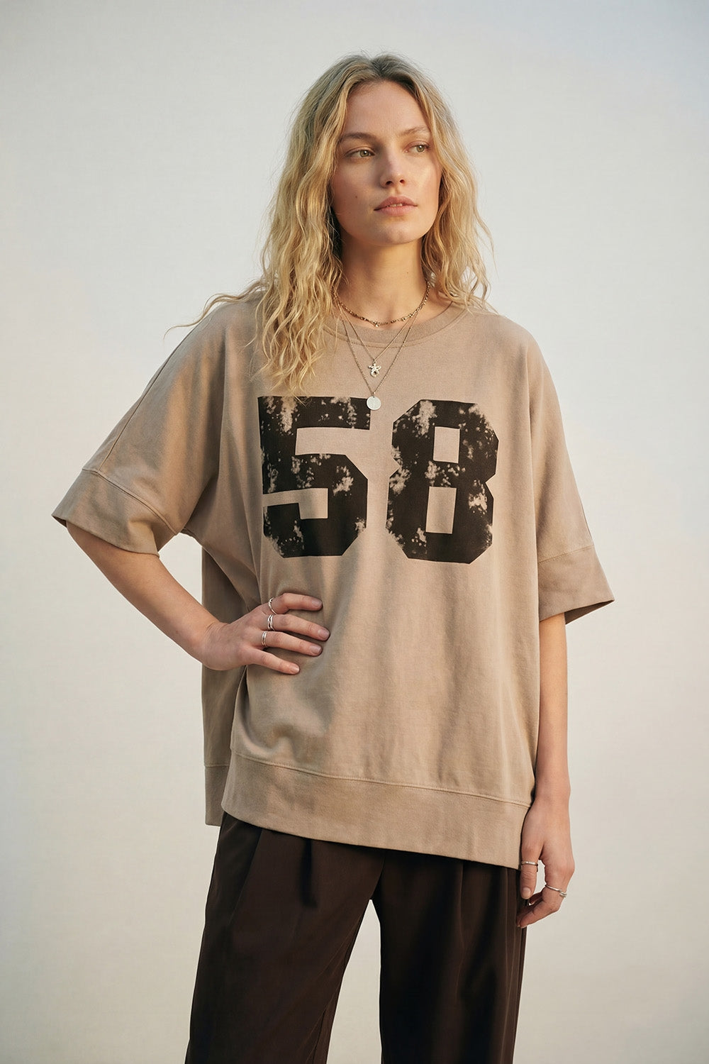 Sweat-shirt en coton surdimensionné avec logo graphique 58 et fentes latérales