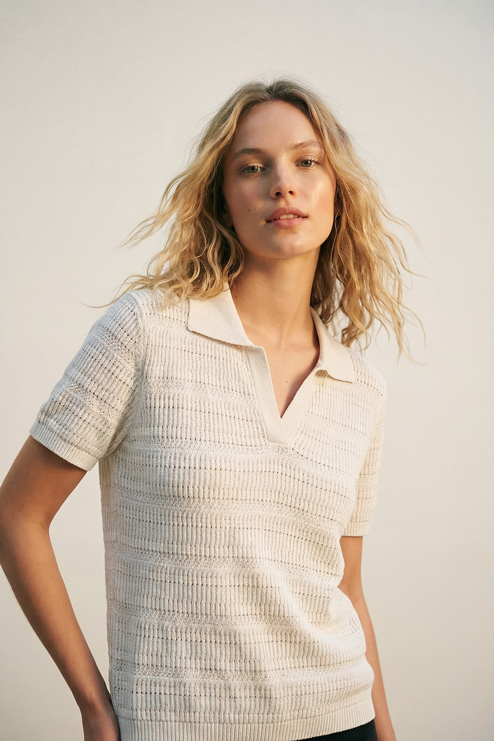 Polo blanc à manches courtes et maille ouverte