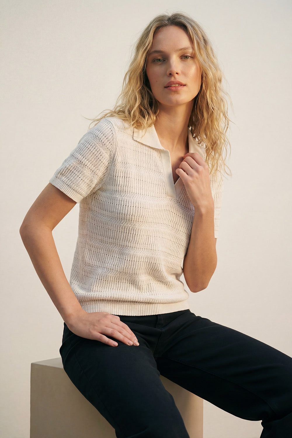 Polo blanc à manches courtes et maille ouverte