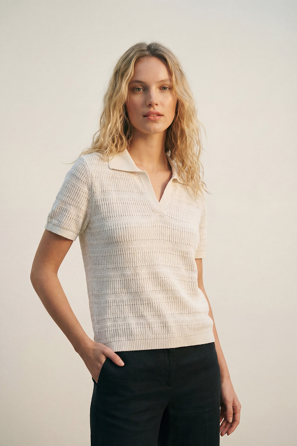 Polo blanc à manches courtes et maille ouverte