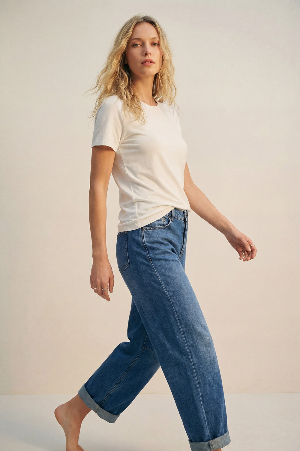 T-shirt blanc basique à col rond et manches courtes en tissu de viscose