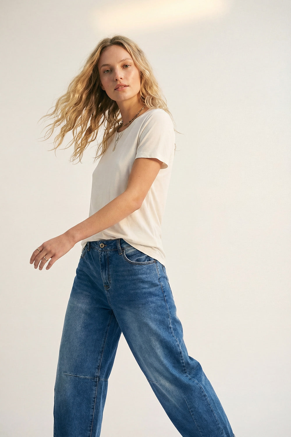 T-shirt blanc basique à col rond et manches courtes en tissu de viscose