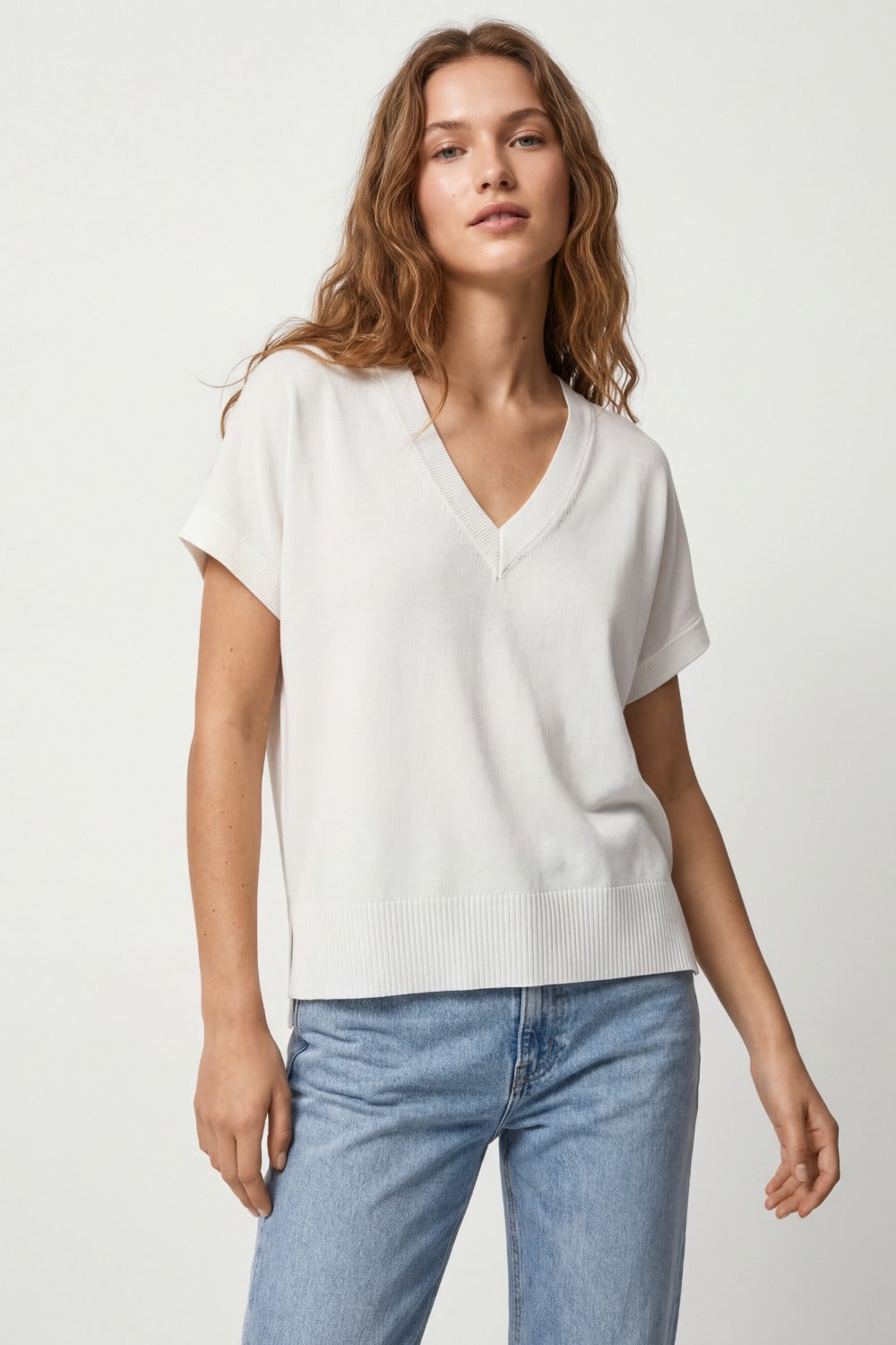 Pull en maille fine à manches courtes et col en V de couleur blanche