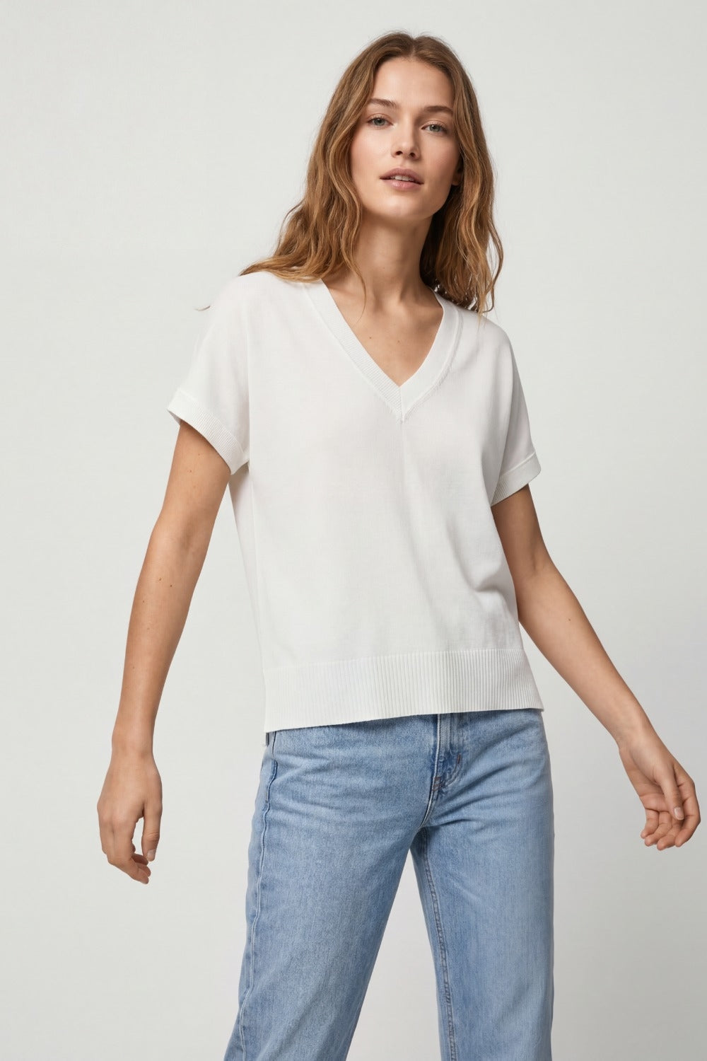 Pull en maille fine à manches courtes et col en V de couleur blanche