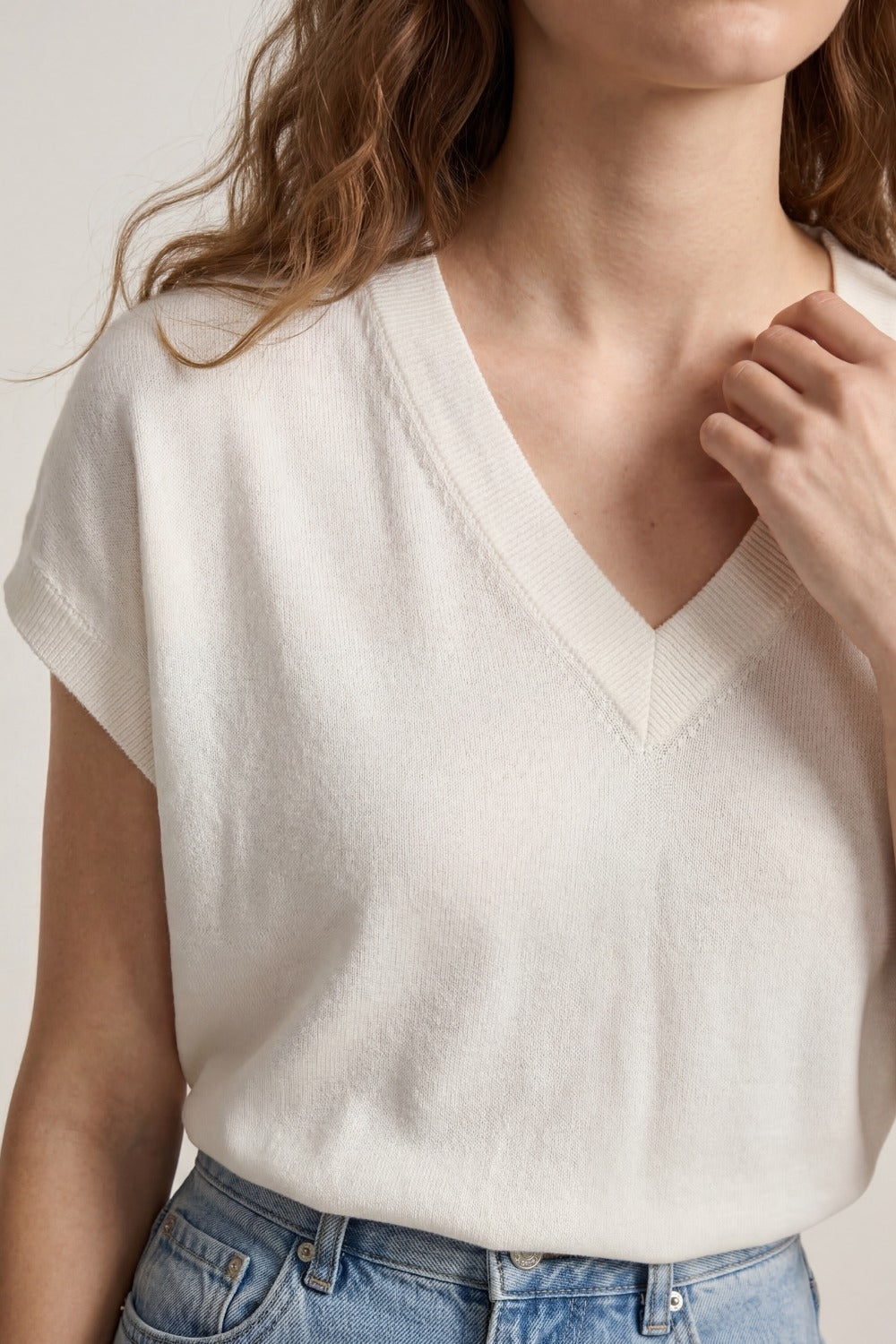 Pull en maille fine à manches courtes et col en V de couleur blanche