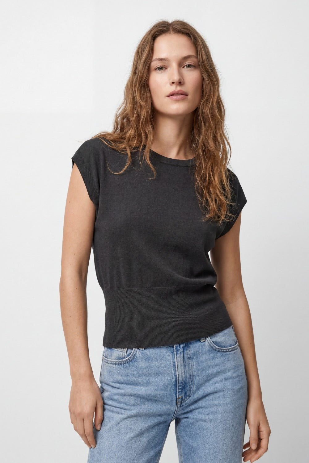 Pull léger en tricot avec large bande côtelée à la taille en noir