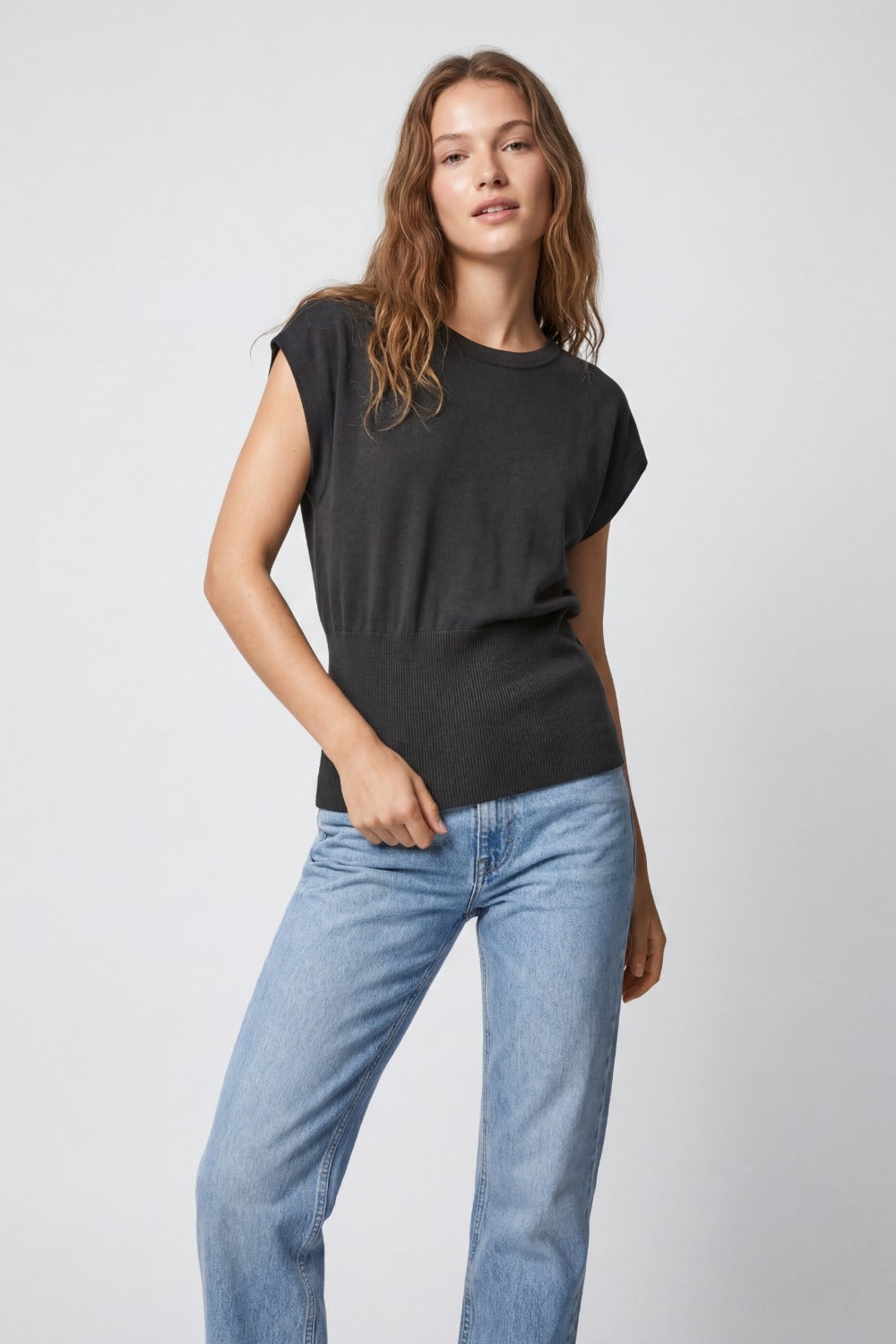 Pull léger en tricot avec large bande côtelée à la taille en noir