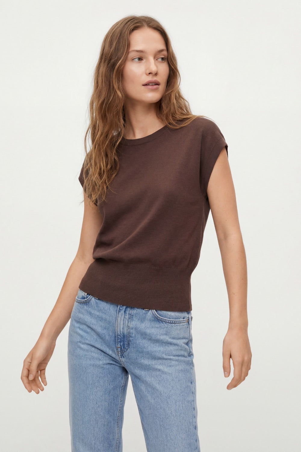 Pull léger en maille avec large bande côtelée à la taille en marron