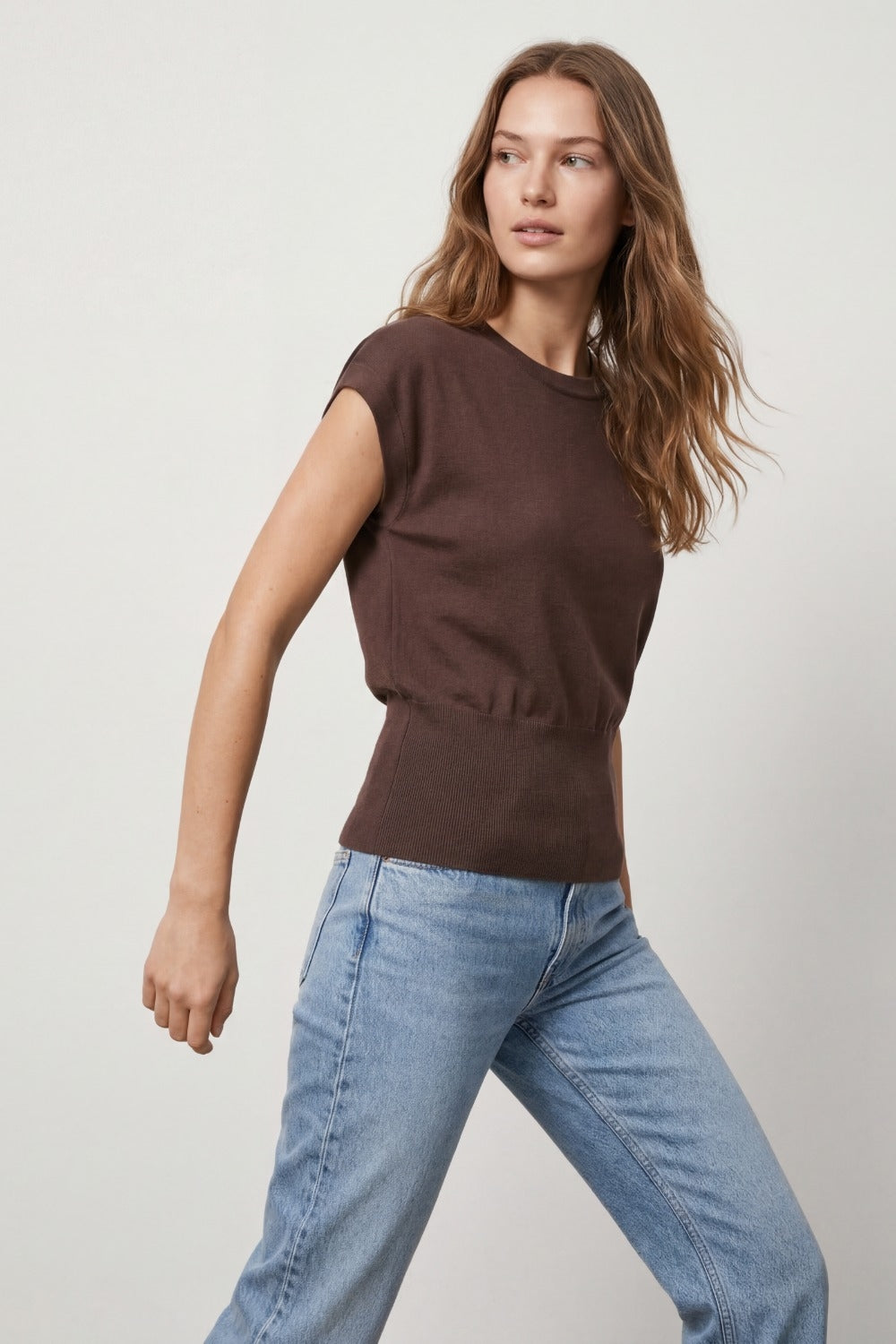 Pull léger en maille avec large bande côtelée à la taille en marron