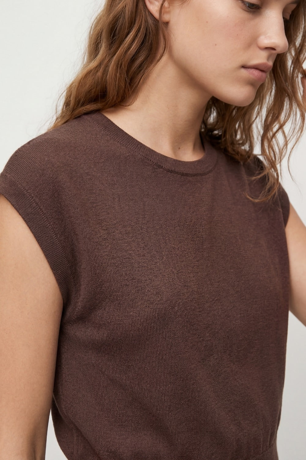 Pull léger en maille avec large bande côtelée à la taille en marron