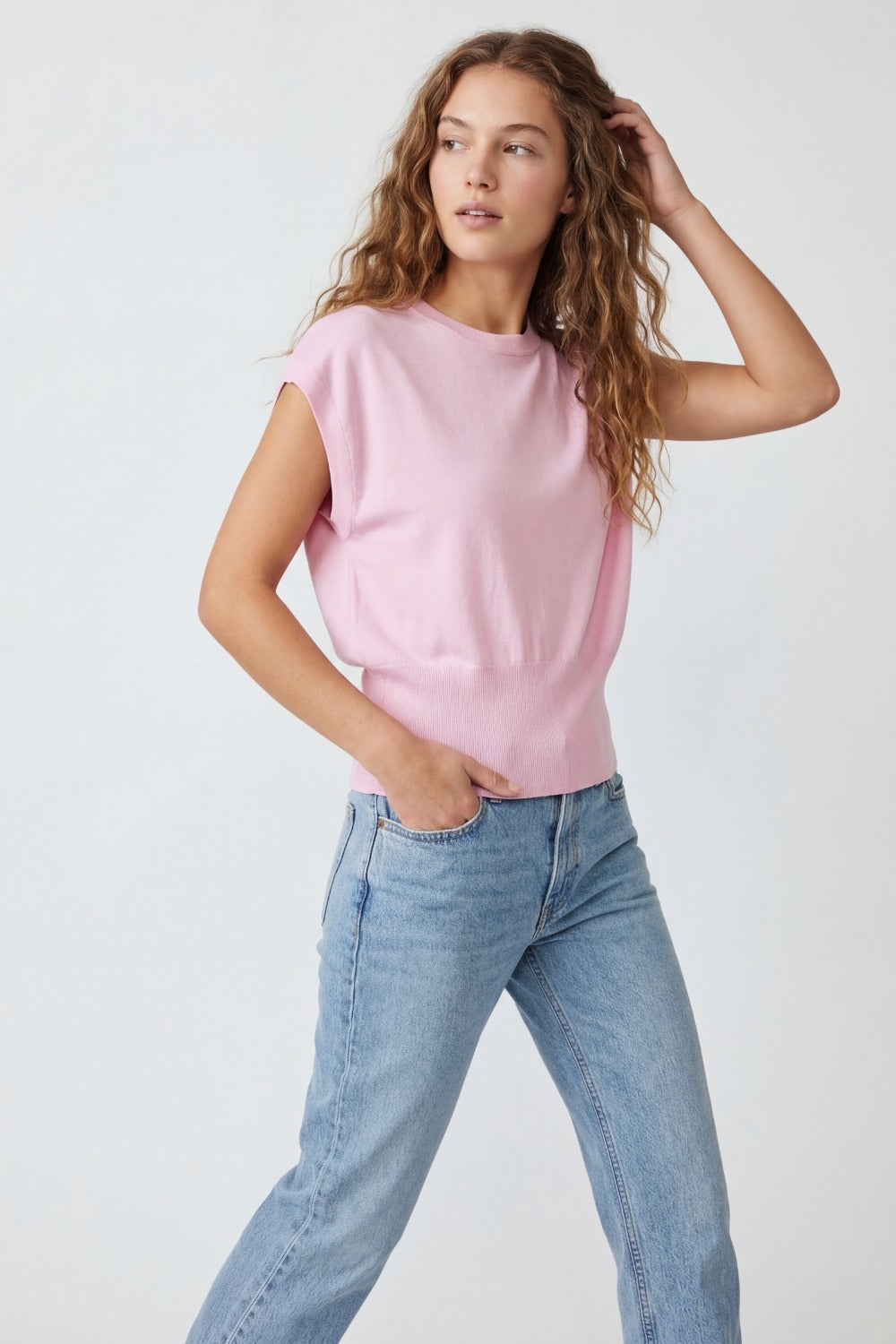 Pull en tricot léger avec large ceinture côtelée en rose
