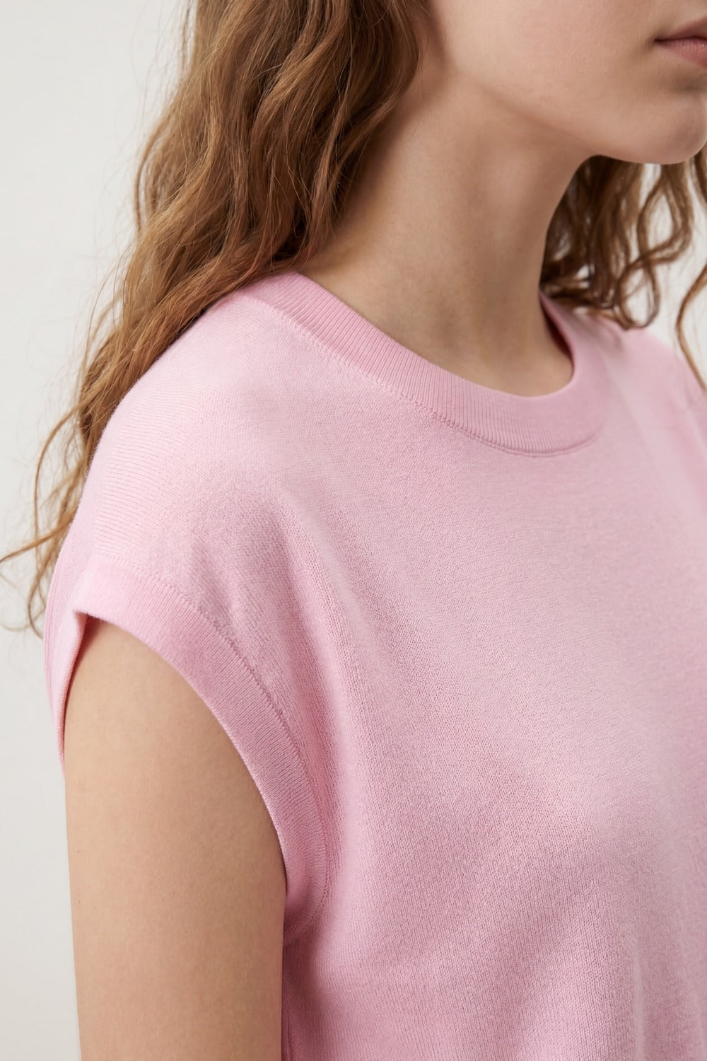 Pull en tricot léger avec large ceinture côtelée en rose