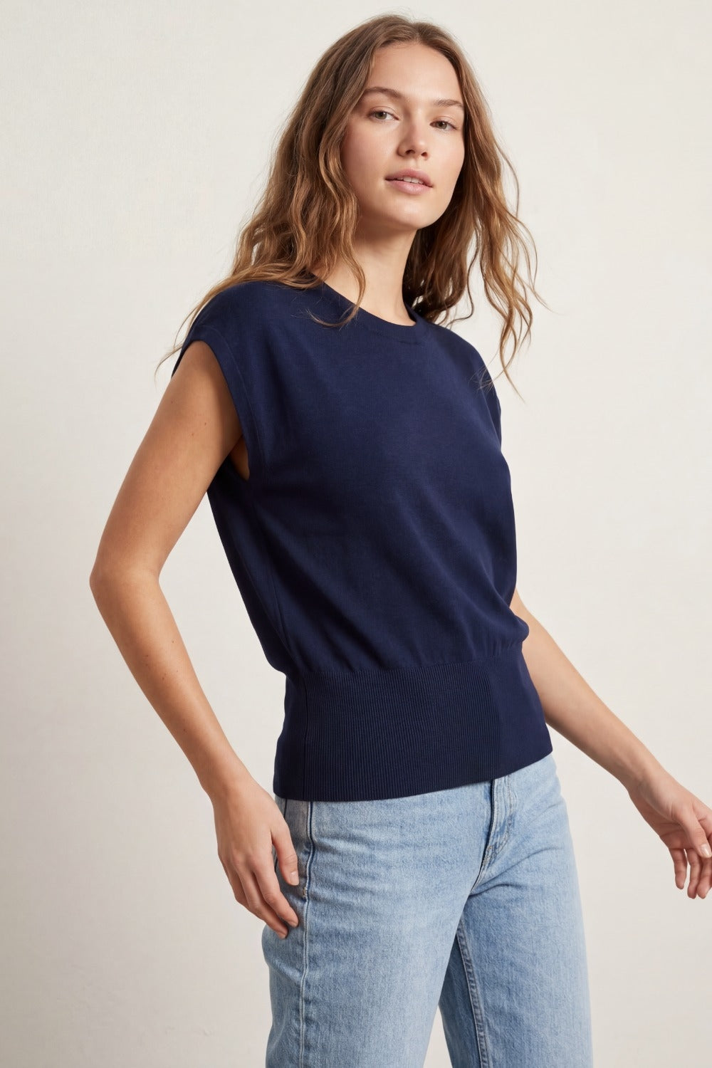 Pull léger en maille avec large bande côtelée à la taille en bleu marine