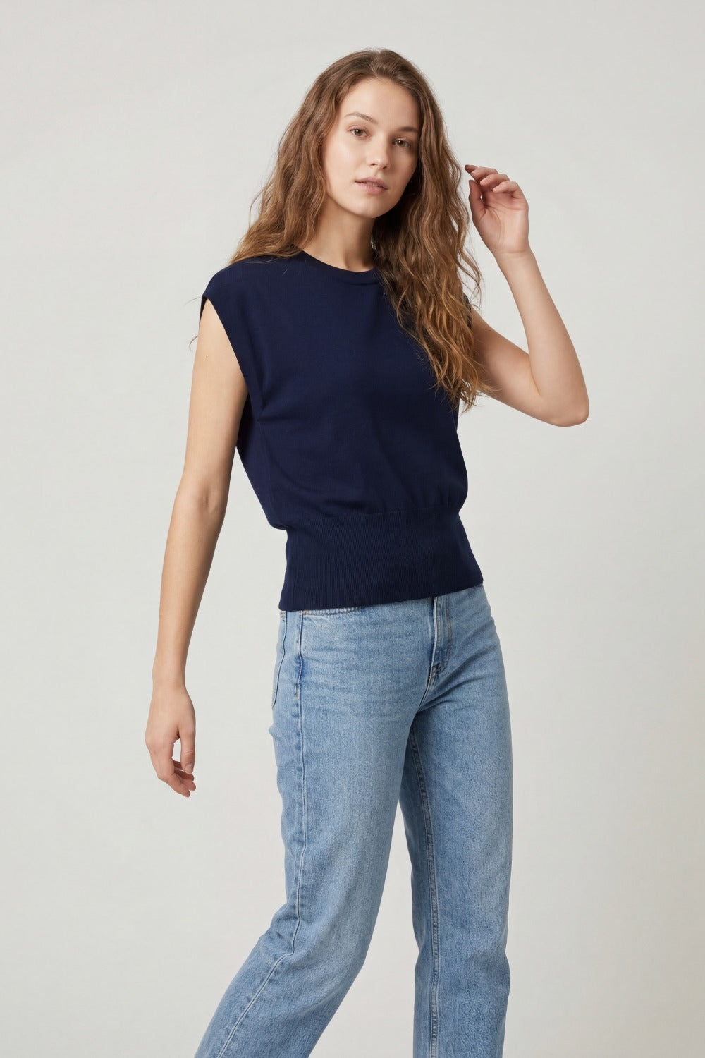 Pull léger en maille avec large bande côtelée à la taille en bleu marine