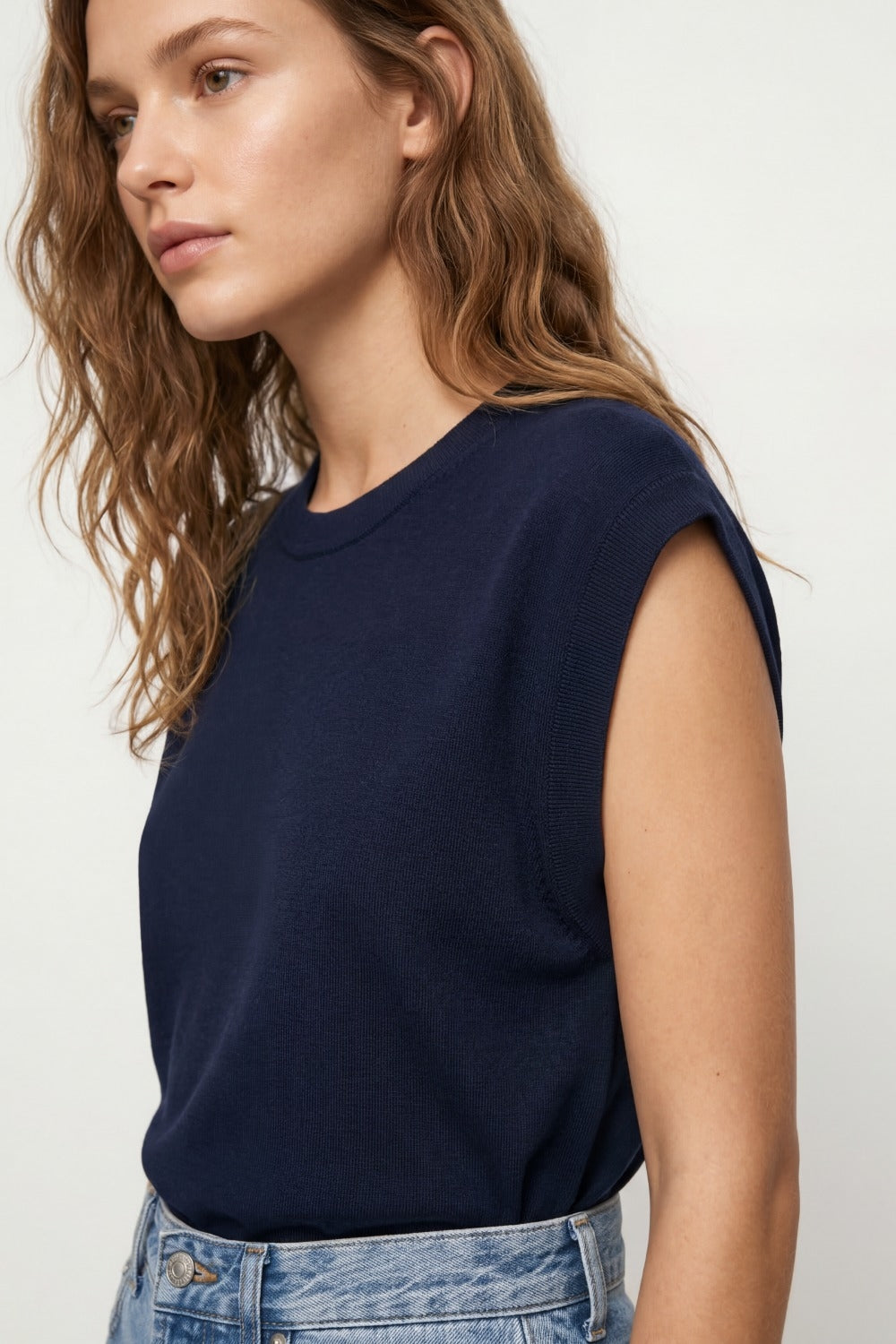 Pull léger en maille avec large bande côtelée à la taille en bleu marine