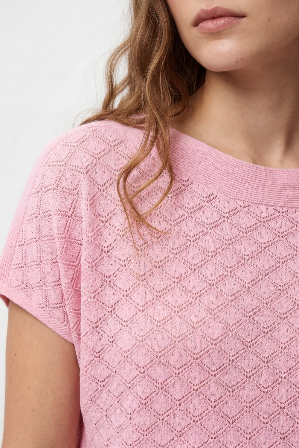Pull à manches courtes en maille texturée motif rose