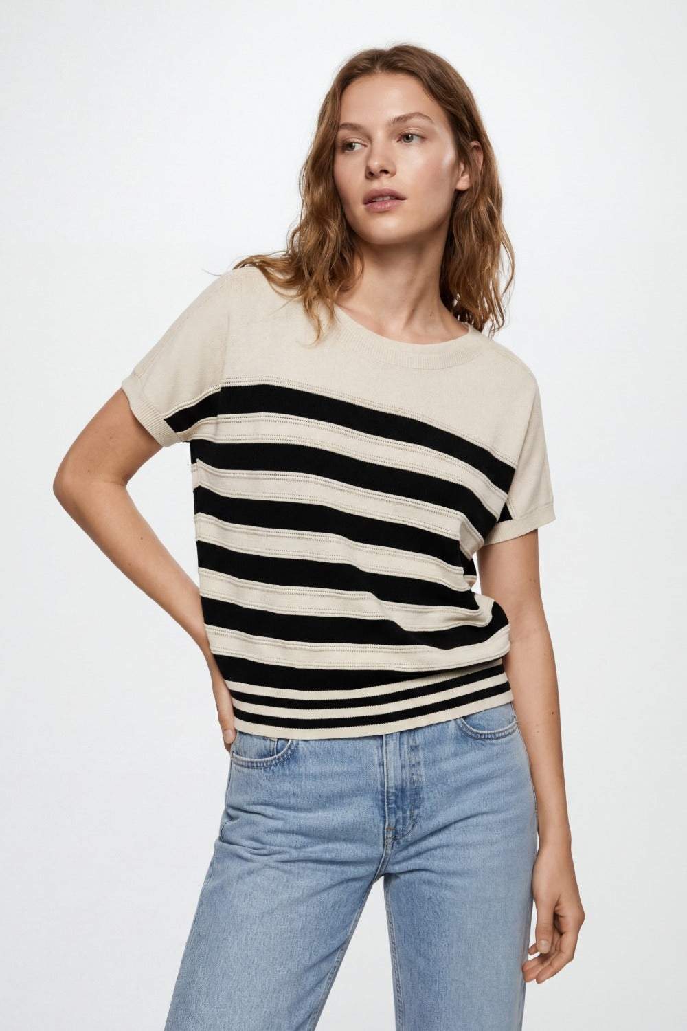 pull rayé beige et noir à manches courtes
