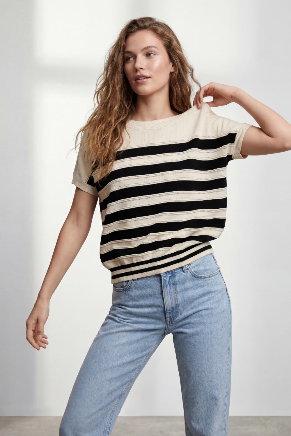pull rayé beige et noir à manches courtes