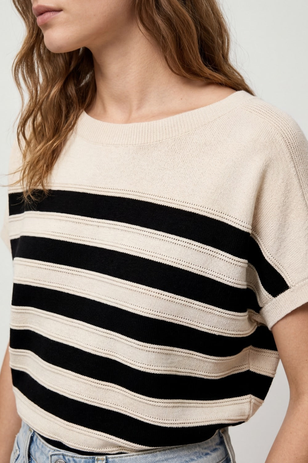 pull rayé beige et noir à manches courtes