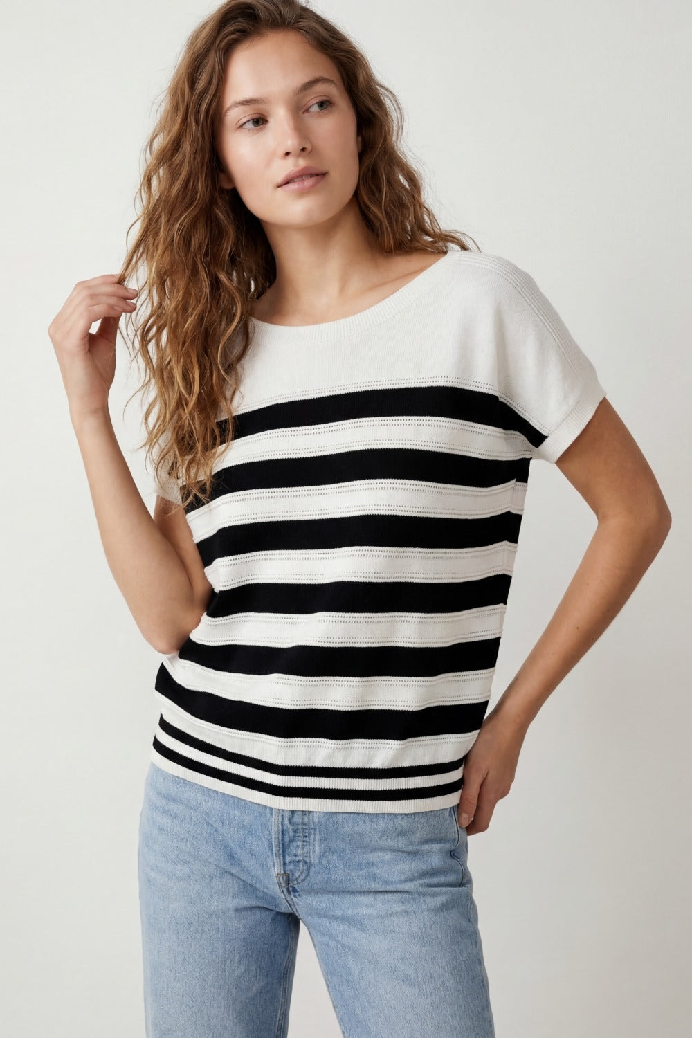 Pull en maille rayée blanc et noir à encolure bateau