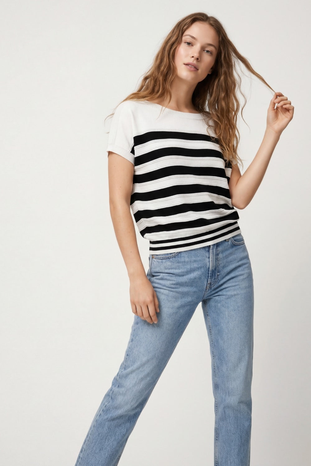 Pull en maille rayée blanc et noir à encolure bateau